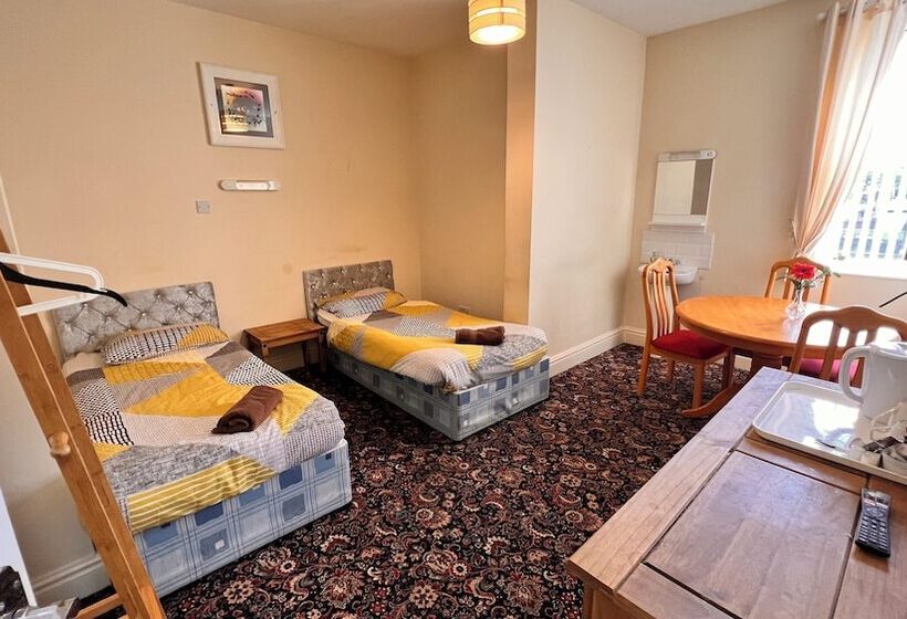 Номер Стандарт Совместная Ванная, Castle Lodge Guest House 86 88 Sheil Rd L6 3af
