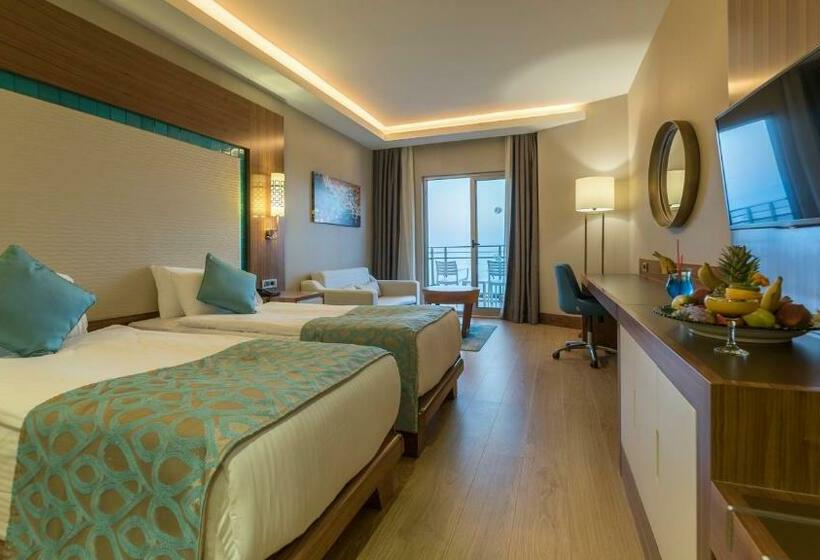 Номер Superior Вид на Море, Ramada by Wyndham Resort Kusadasi