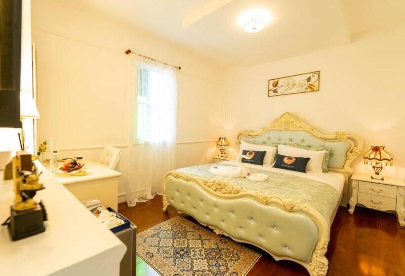 Номер Superior Кровать Кинг, Roomquest Baan Khun Phra The Iconic Residence