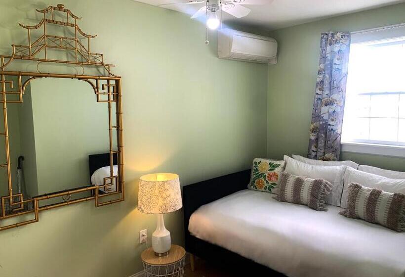 اتاق اکونومی, Lotus Provincetown