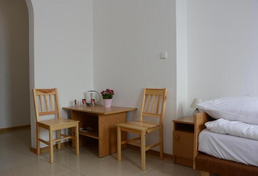 Номер Стандарт Трехместный, Hostel Wólka Kosowska Z Prywatnymi łazienkami