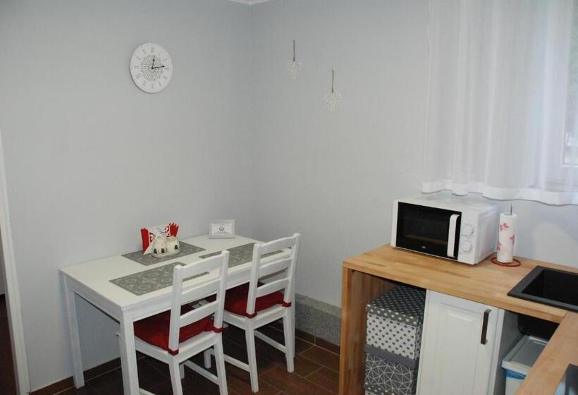 استودیوی استاندارد, Grey House