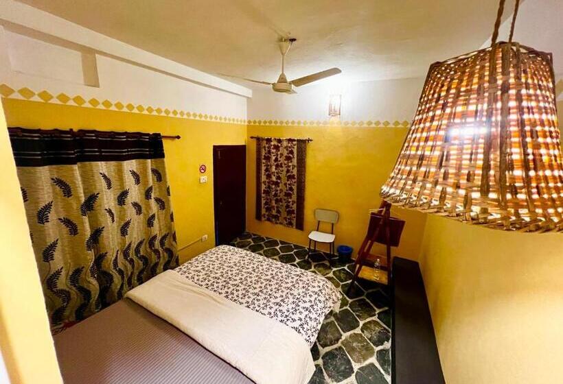 اتاق اکونومی, Paris Guest House