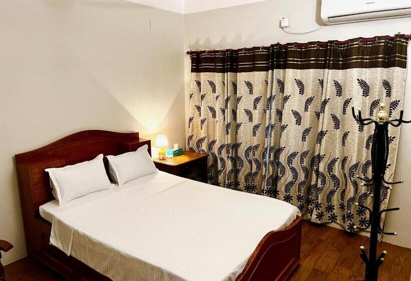 اتاق لوکس با بالکن, Paris Guest House