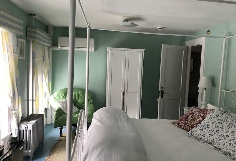 标准三人间, The Monadnock Inn