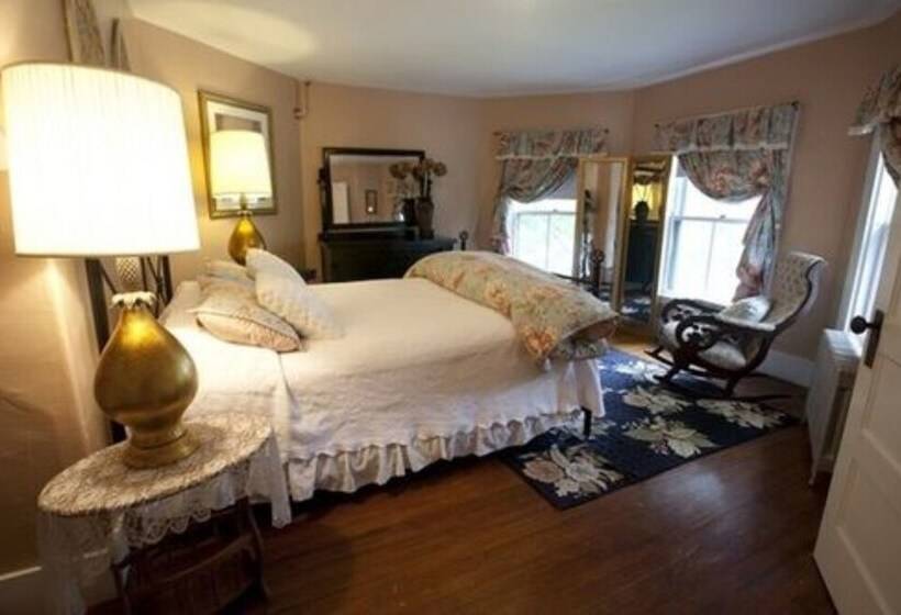 标准三人间, The Monadnock Inn