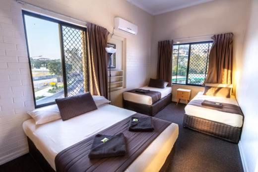 اتاق خانوادگی با سرویس بهداشتی مشترک, Kingsford Riverside Inn