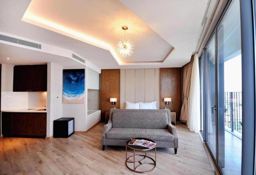 Deluxe Suite Sea View, Capital Panorama Apartment