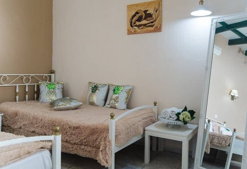 اتاق استاندارد سه تخته با چشمانداز استخر, Oasis Studios