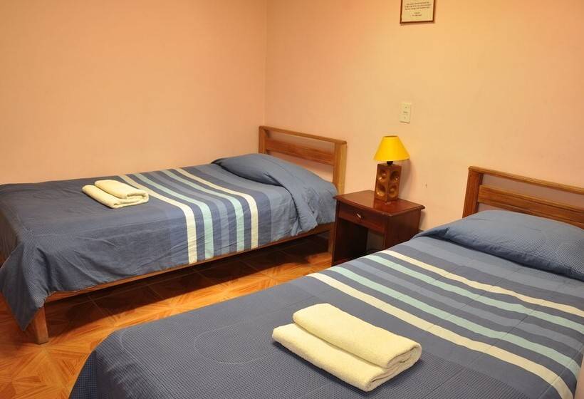스탠다드 4인용 룸 공용 욕실, Hostal Restaurant Chiloe