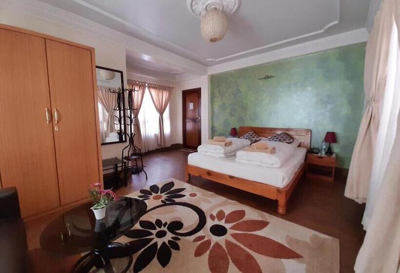 اتاق لوکس, Shakya House