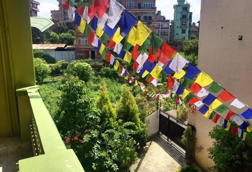اتاق سوپریور, Shakya House