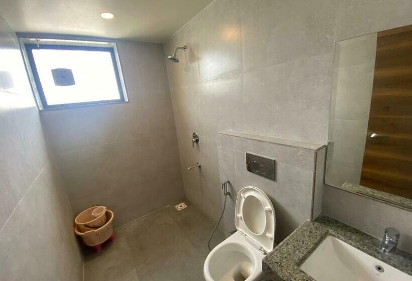 Трехместный Номер Классика, Oyo Flagship 81120  The Crown