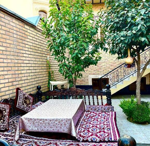 اتاق ساده سه‌ نفره, Old City Guest House