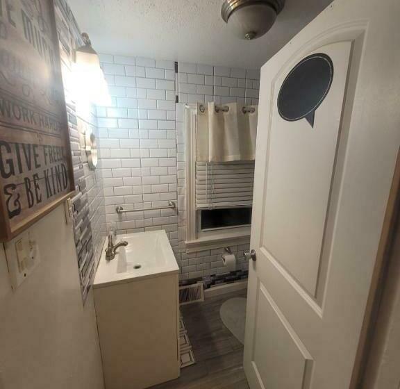اتاق خانوادگی, Room In Apartment   Blue Room In Delaware