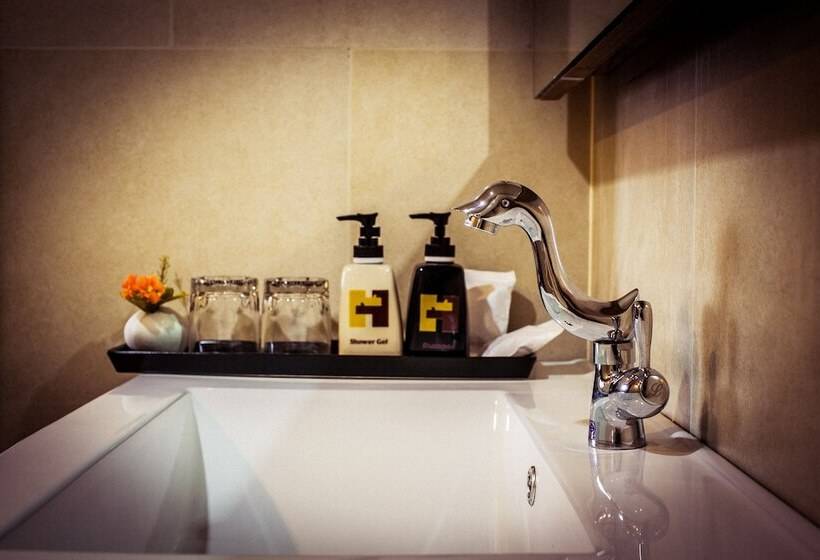 Полулюкс, De Hug Hotel & Residence
