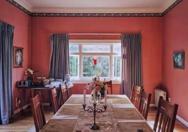 패밀리 룸, English Cherry Tree Manor