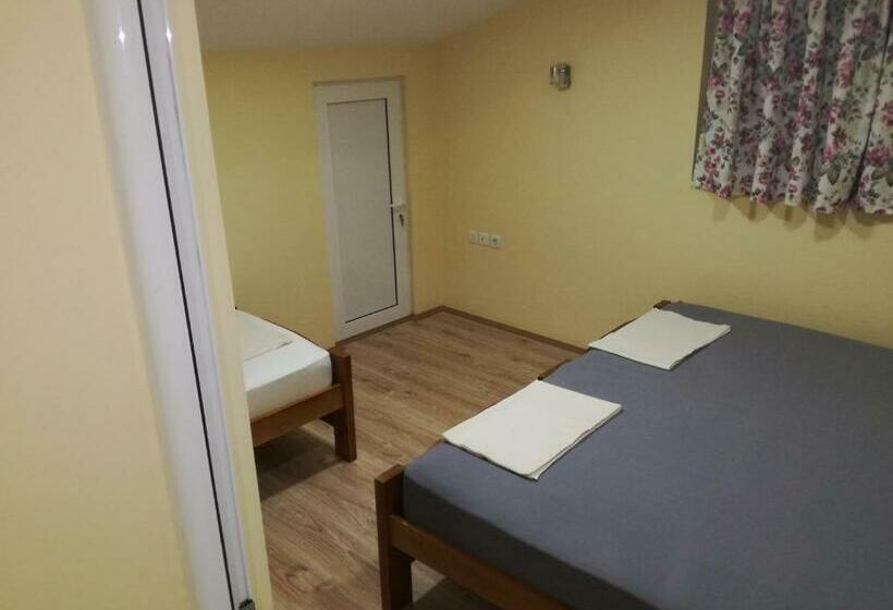 اتاق کلاسیک سه تخته, Hostel „ж