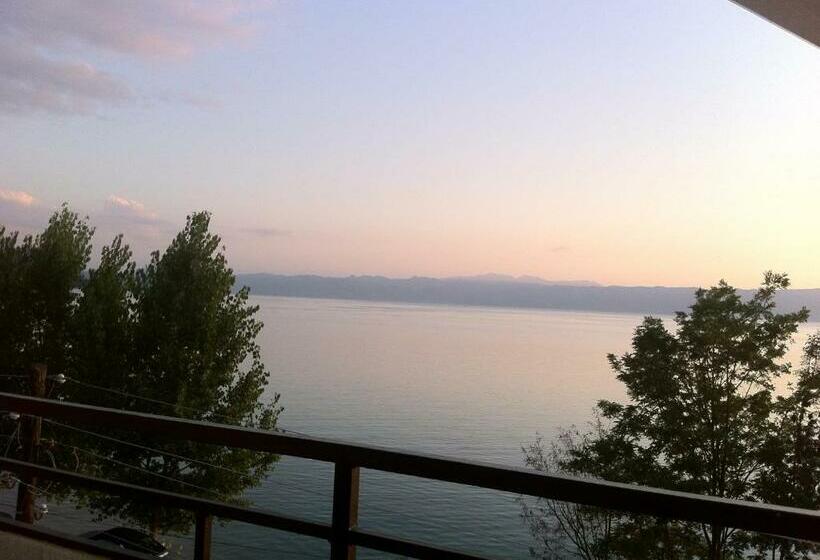 اتاق استاندارد سه نفره, Guest House Lokoski
