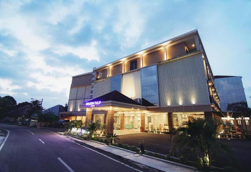 Номер Deluxe Кровать Куин, Golden Tulip Essential Belitung