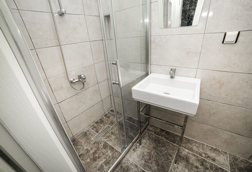 Quarto Quadruple Economy, Limonata Otel Assos
