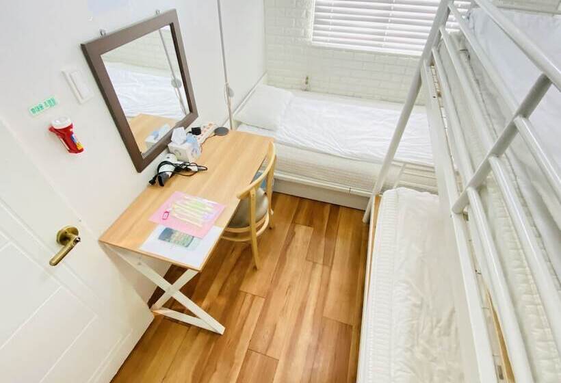 חדר סטנדרט לשלושה, Aroha Guesthouse Seoul Station