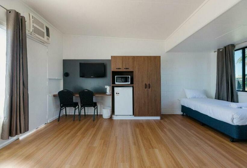 Economy Triple Room, Boomerang