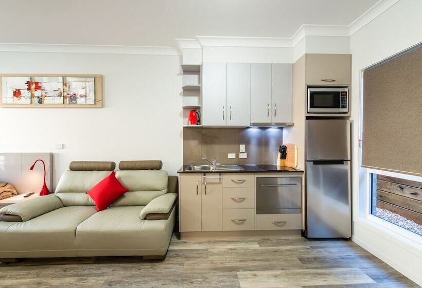 스탠다드 스튜디오, Athena Motel Apartments