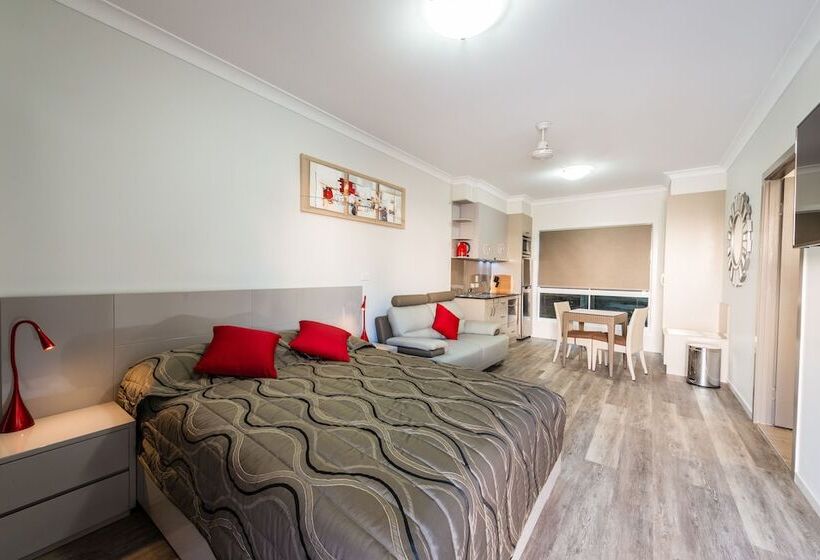 标准工作室, Athena Motel Apartments