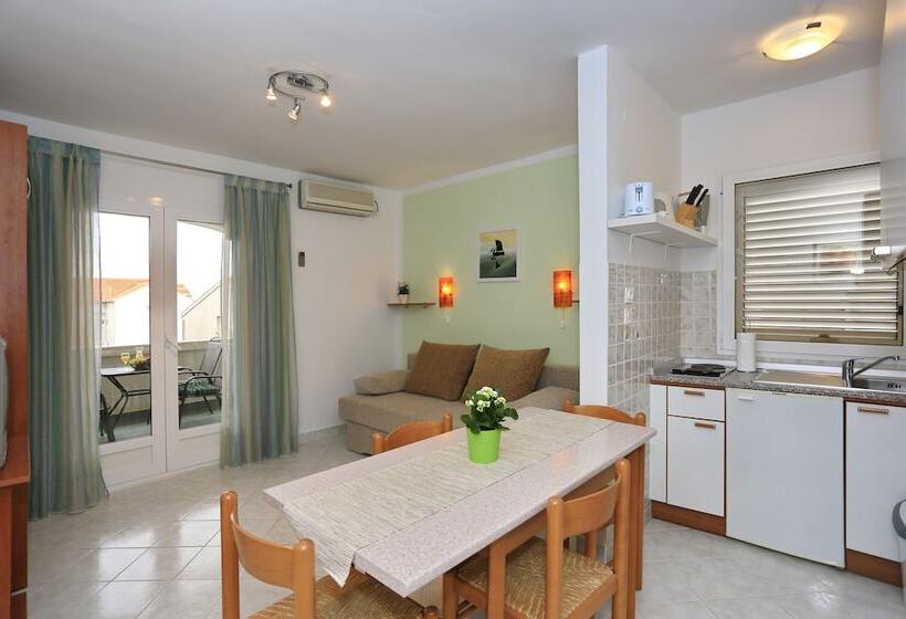Апартаменты 1 Спальня Вид на Сад, Apartments & Rooms Petra