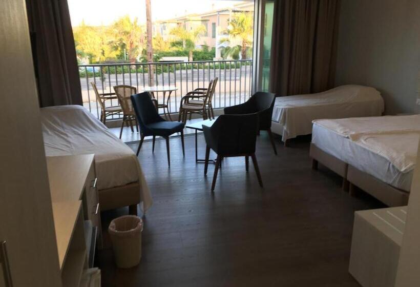 家庭间, Aphrodite Beach