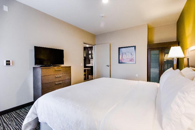 Люкс Кровать Кинг, Candlewood Suites West Edmonton   Mall Area, An Ihg