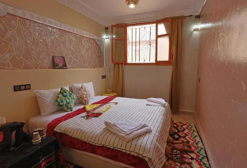 اتاق اکونومی, Riad Dar Omar