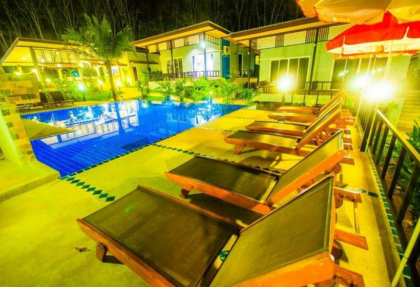 Студио Стандарт Вид на Бассейн, Chomphu Resort