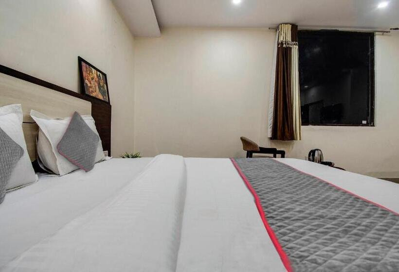 اتاق لوکس سه تخته, Capital O Hotel Pink Peral