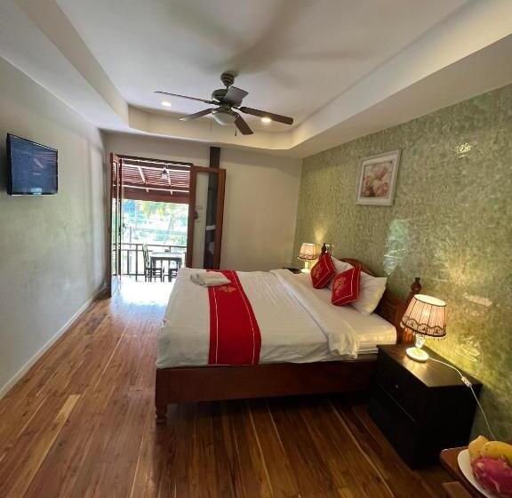 Deluxe room with river view, Golden Lotus Namkhan River View