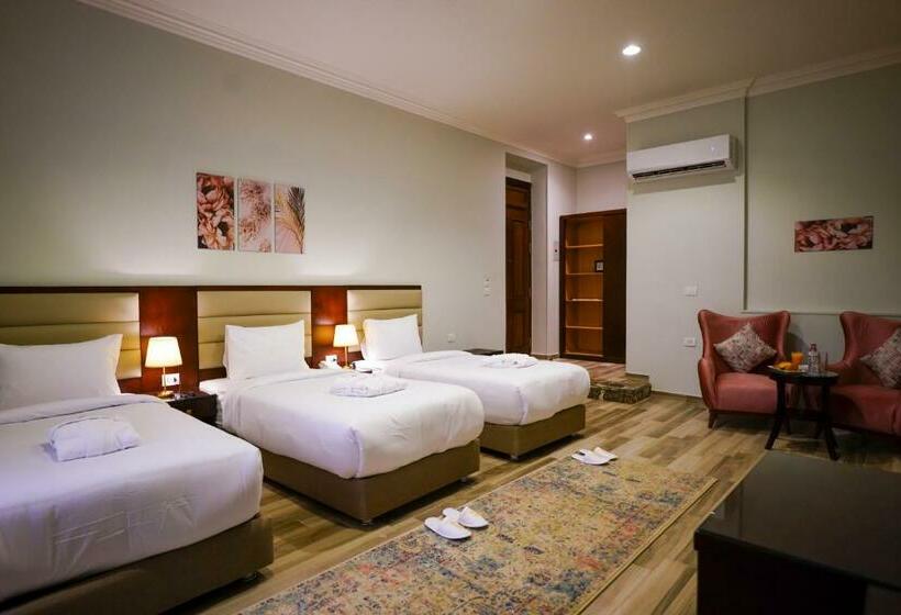 Habitación Triple Deluxe, Savoy Hotel Elminya