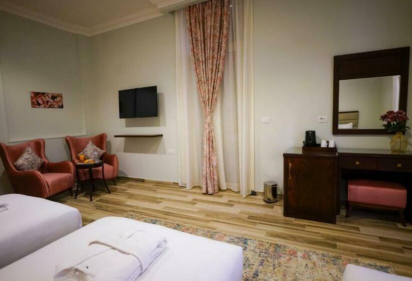 Habitación Triple Deluxe, Savoy Hotel Elminya