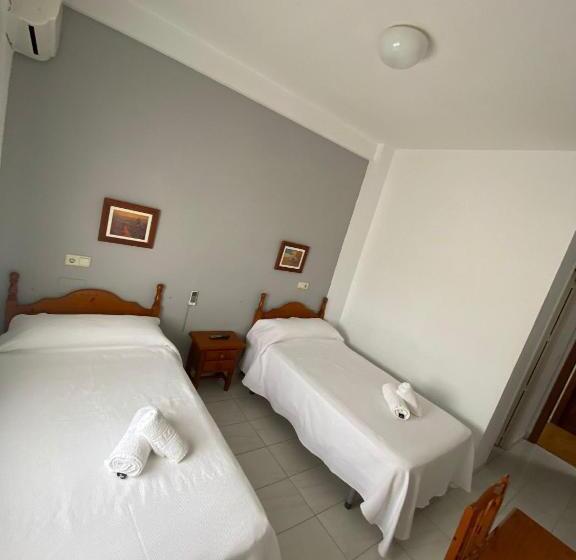 标准三人间, Hostal Carlos Iii