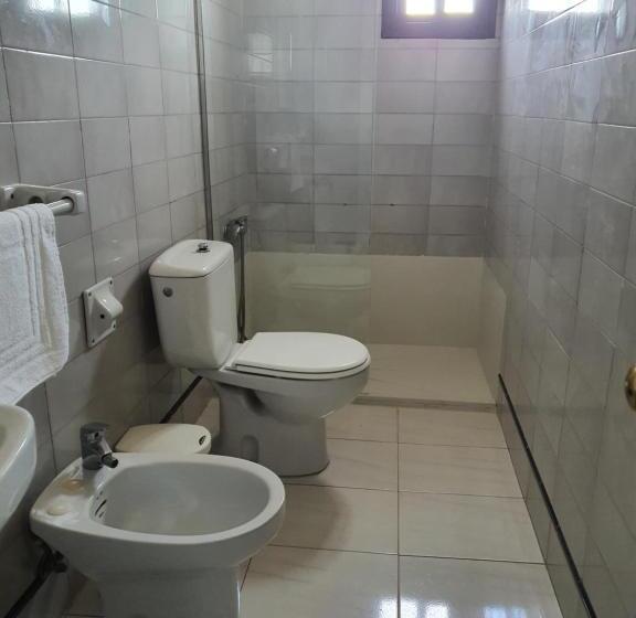 标准三人间, Hostal Carlos Iii