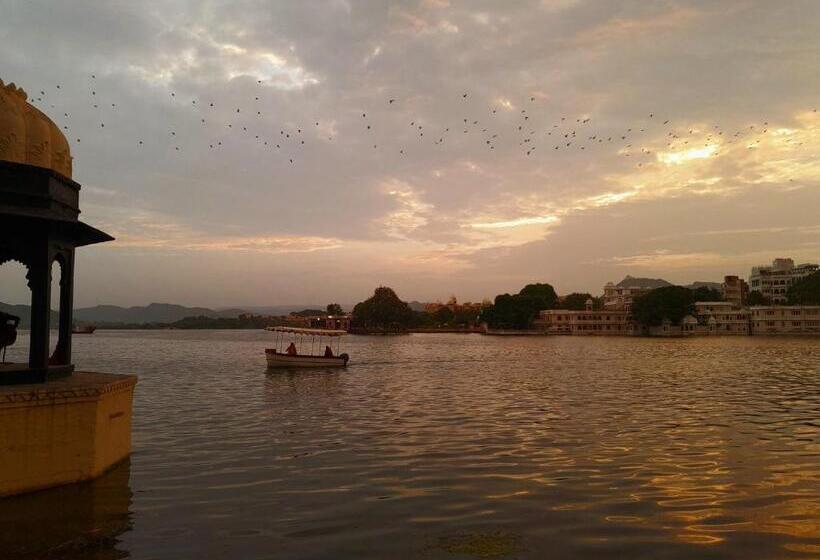 اتاق استاندارد با بالکن, Paddy S Loft The Lake View Hostel