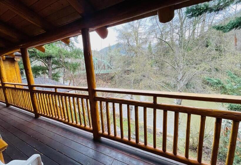 Люкс Вид на Реку, The Lindsay Lodge