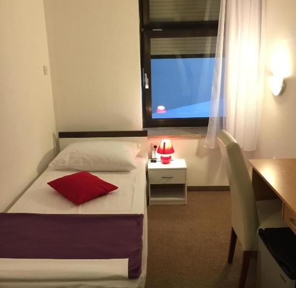 اتاق اکونومی, Ruža