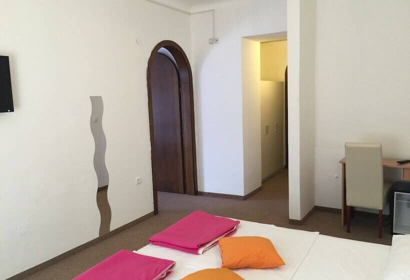 اتاق استاندارد چهار تخته, Ruža