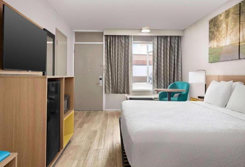 身障者適用キングサイズベッドルーム, Days Inn By Wyndham Lake City I75
