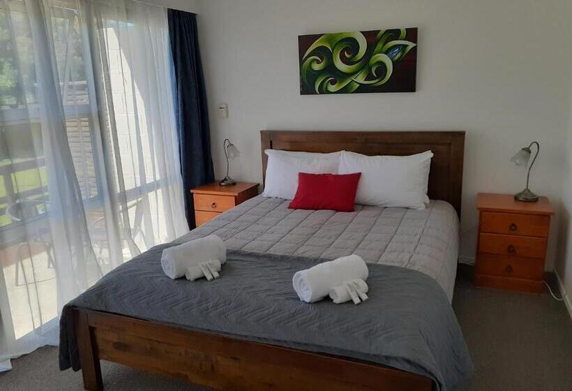 شقة غرفة واحدة, Golden Bay Motel