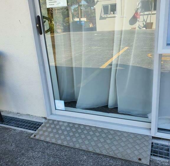 استودیوی استاندارد, Ocean Inn Motel