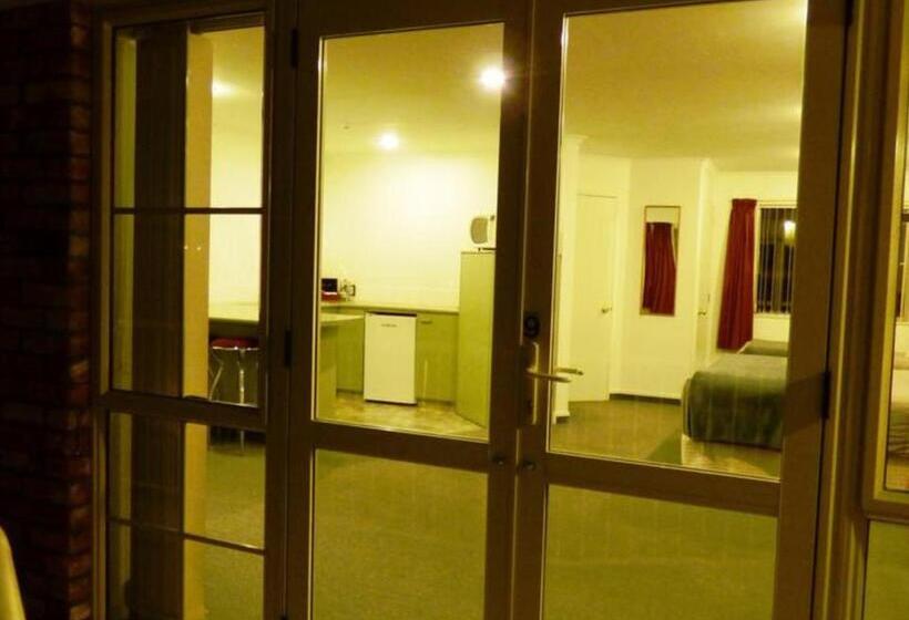 标准工作室, Alexandra Heights Motel