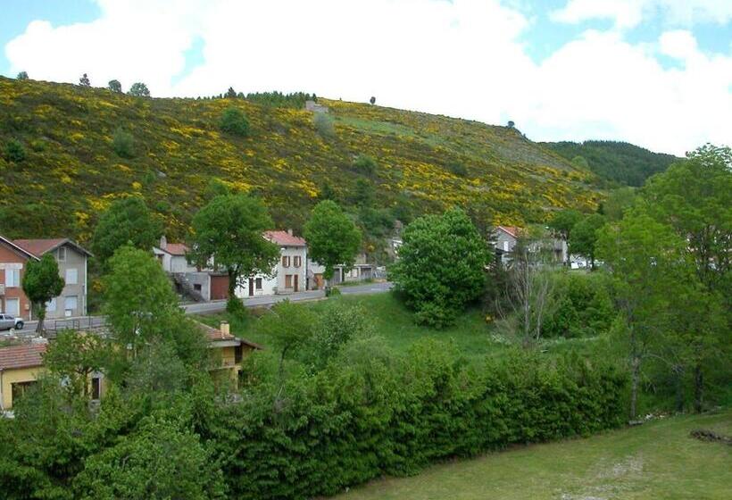 Номер Стандарт Трехместный, Logis Hôtel Restaurant Les Cévennes