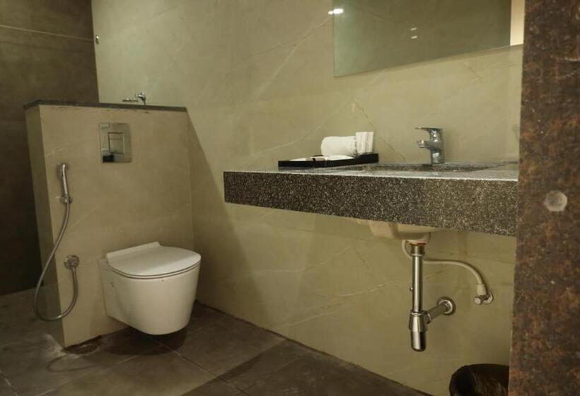 Номер Deluxe, Sri Sri Sri Excellency